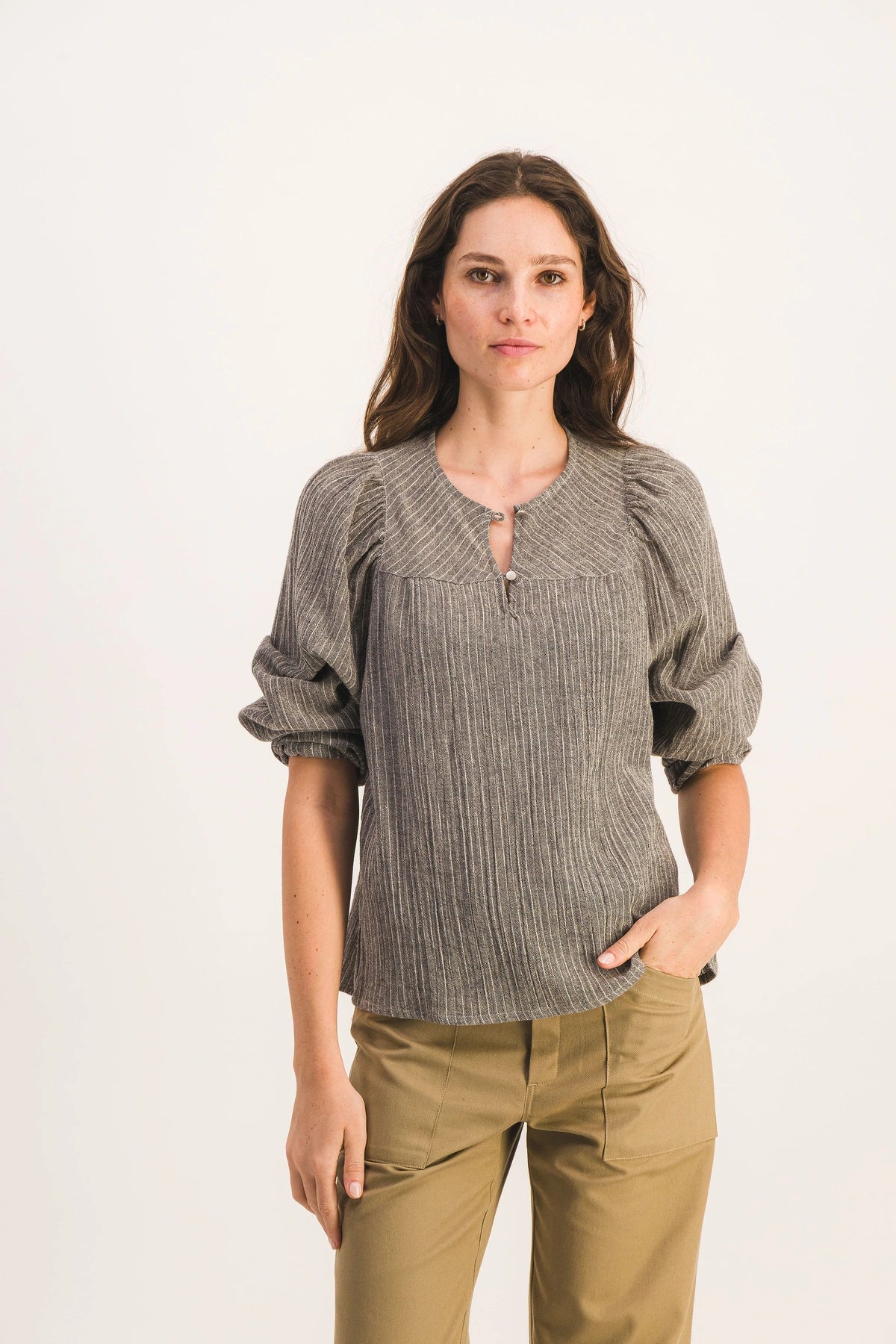 Blouse-manches-bouffantes-rayures-grises-niki_Rayures1_04a309de-d7ea-4424-9d4f-c8b657f42cc2.webp