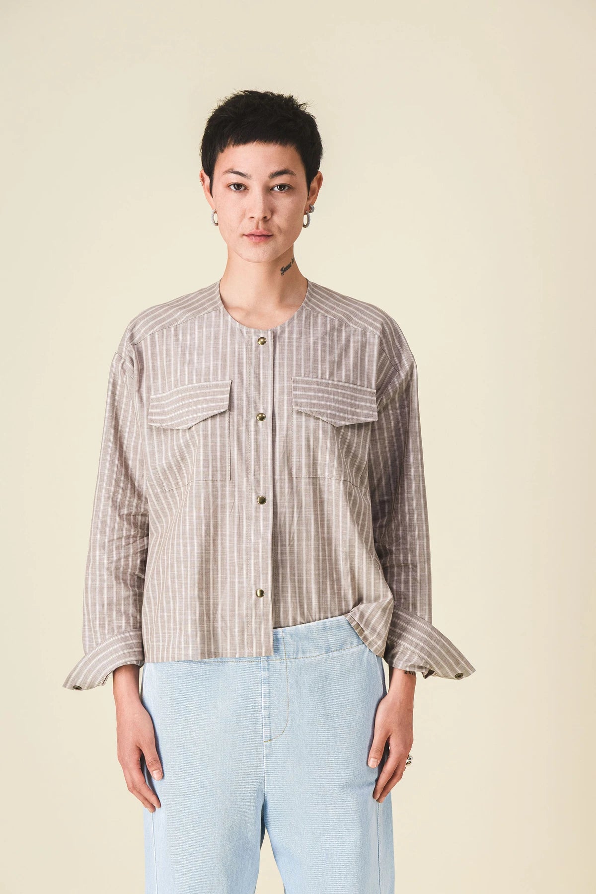 chemise col rond beige pitt