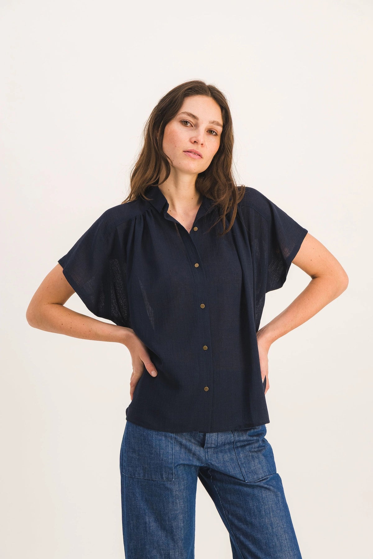 Chemise-manche-courte-loose-marine-nelly_Marine1_fa5618cb-9558-47ab-8c11-21a51bbe445a.webp