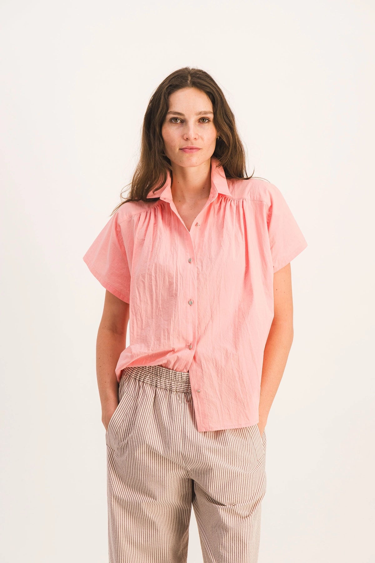 Chemise-manche-courte-loose-popeline-rose-nelly_Rose2_1f4ad7fe-2ee8-460f-a44e-f51c4943cdab.webp