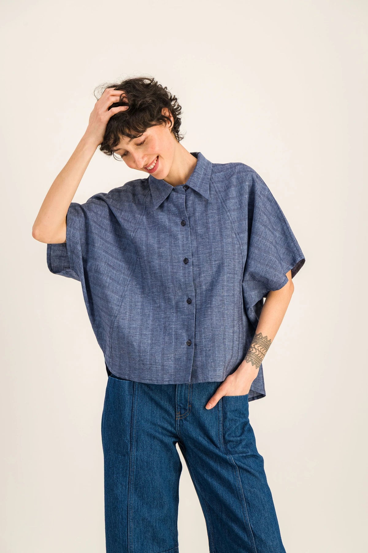 Chemise-manches-courtes-rayures-bleues-donna_Bleue6_141b3e2d-4313-487e-b359-3403915a6f3d.webp