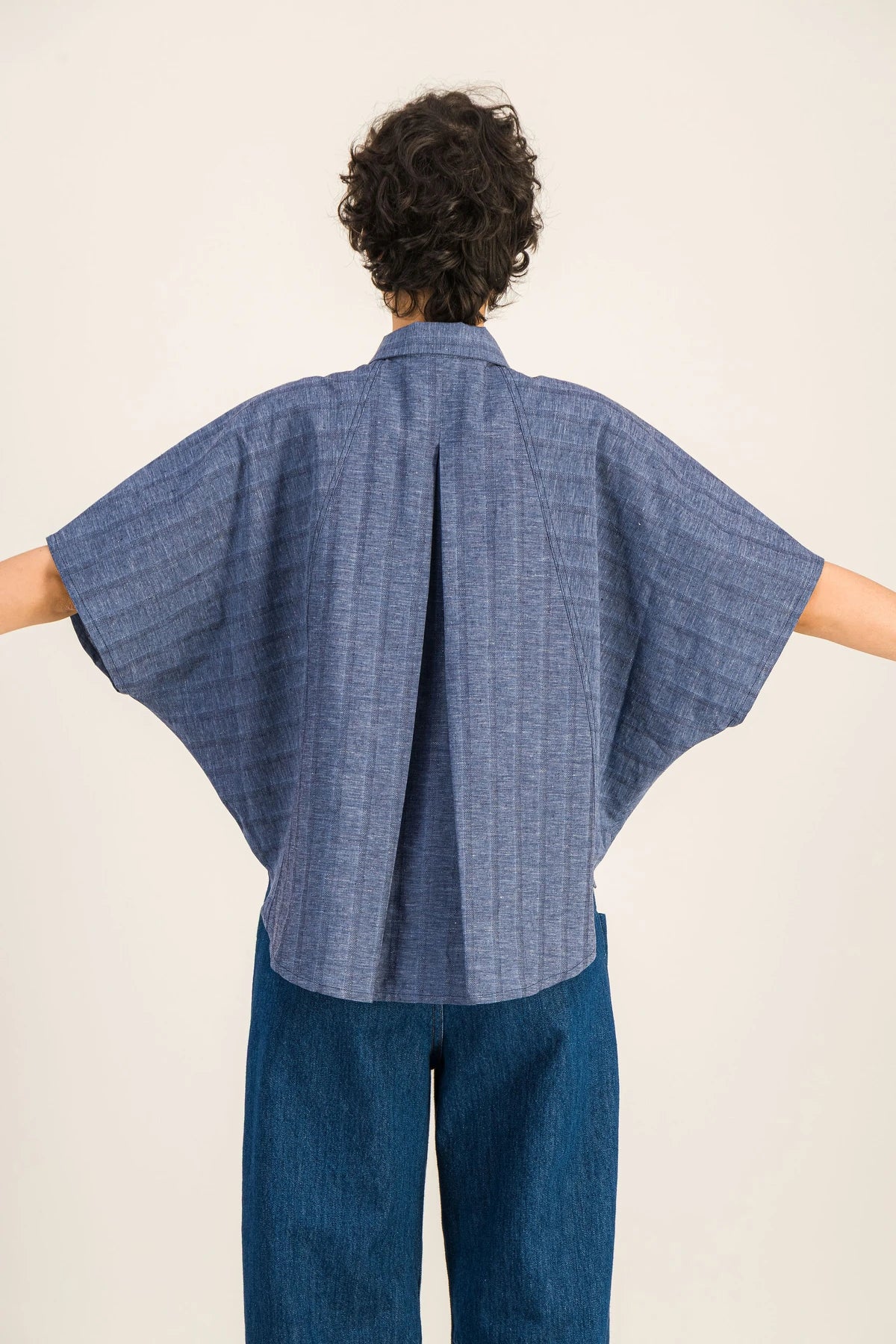 Chemise-manches-courtes-rayures-bleues-donna_Bleue7_447918b2-b7c9-445c-aacf-9623f7307a6d.webp