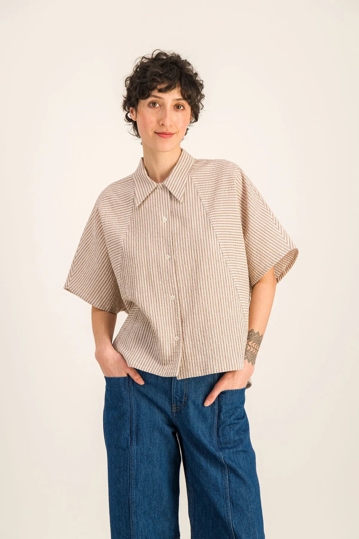 Chemise-manches-courtes-seersucker-rayures-donna_Beige8_18c9e4cc-cb1d-4fd1-91ee-cc2d550cfef3.webp