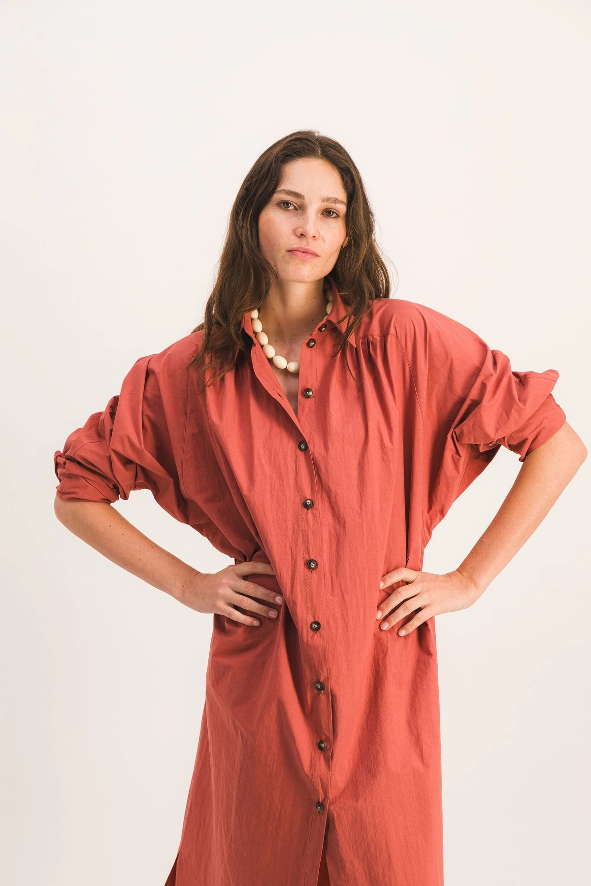 Robe-chemise-manches-longues-popeline-brique-mahaut_Pop7_30a6252d-60c1-408e-82a9-5f76d87bfe11.webp