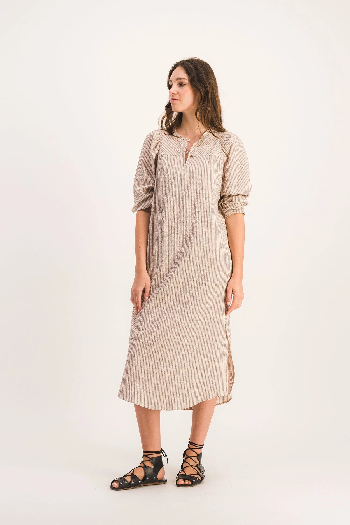 Robe-longue-elegante-rayures-marron-kiki_Beige2.webp